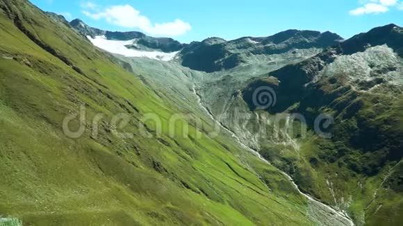 从瑞士阿尔卑斯山的Furka山口眺望群山视频的预览图