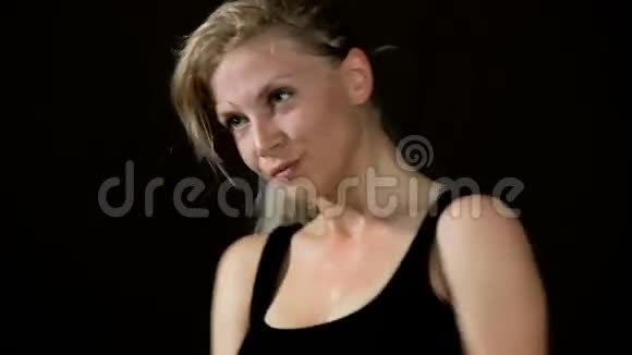 金发女人跳舞去训练湿汗斑点分开动作慢动作黑色背景视频的预览图