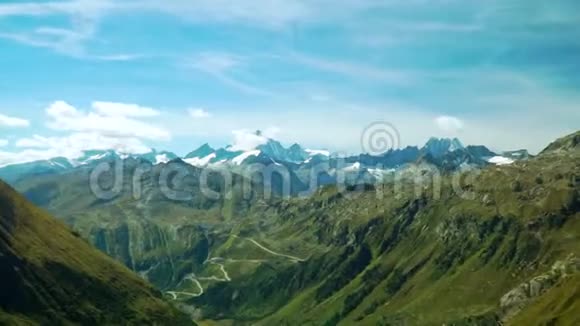 从瑞士阿尔卑斯山的福尔卡山口看风景摄像机的变焦视频的预览图