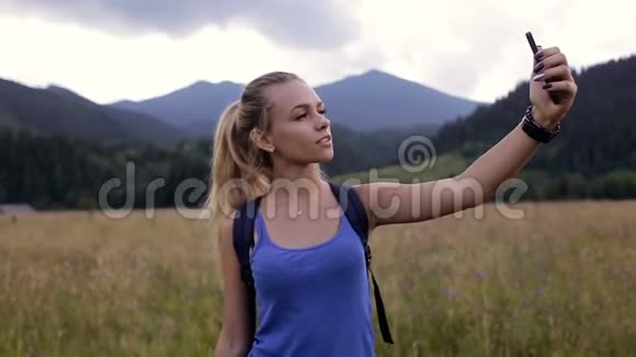 年轻漂亮的女孩在山上自拍视频的预览图