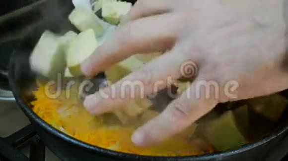 用洋葱和胡萝卜在烤盘中煮熟的茄子视频的预览图
