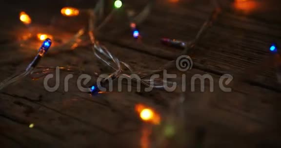 在木板上点亮圣诞灯视频的预览图
