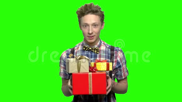 英俊的少年送礼物盒视频的预览图