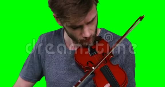 男音乐家拉小提琴的特写视频的预览图