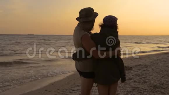 年轻浪漫的旅行者望着海滩的天空在海上享受日落爱夏天和旅行的概念视频的预览图