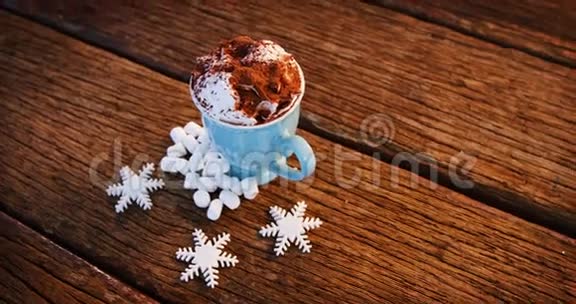 咖啡杯可可粉和雪花放在木板上视频的预览图