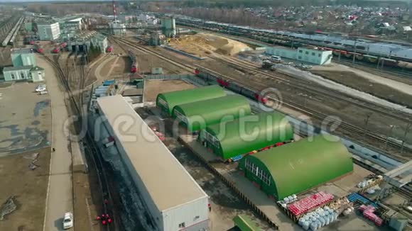 城市的鸟瞰图火车站的建筑有火车的火车站视频的预览图