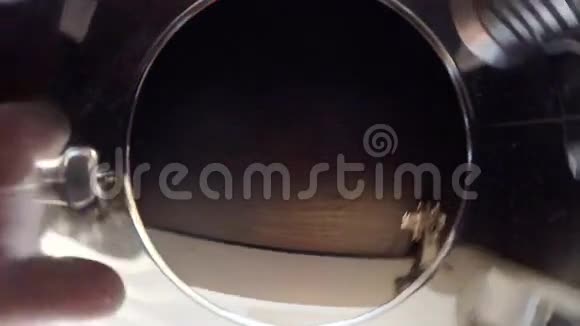 小女孩喝一杯水玻璃里的照相机POV视频的预览图