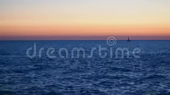 航海日出日落的剪影船视频的预览图