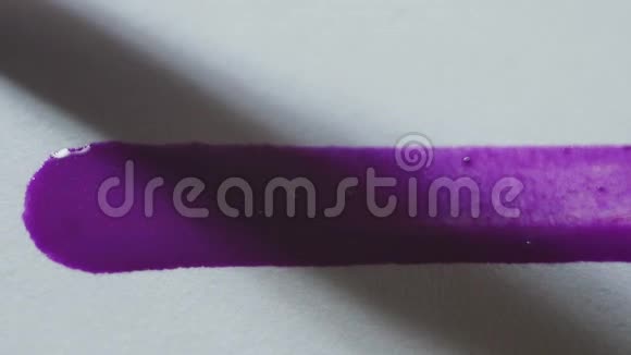 画笔在白纸画布上画出紫色水彩形状视频的预览图