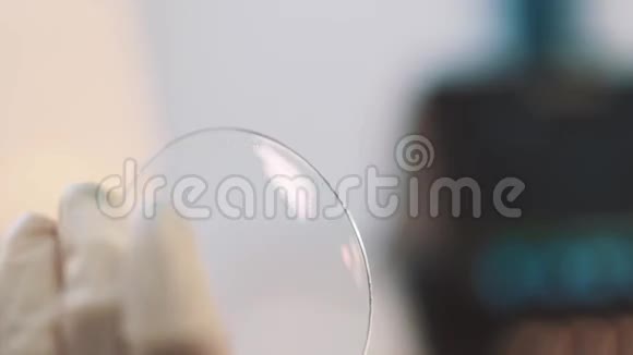 橡胶手套科学家清洁玻璃放大镜防照光视频的预览图