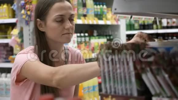 购物中心食品杂货店妇女选择商品的肖像视频的预览图