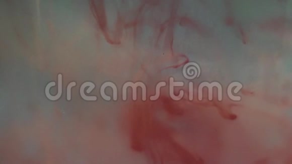 美丽的红色油漆形状漂浮在水中视频的预览图