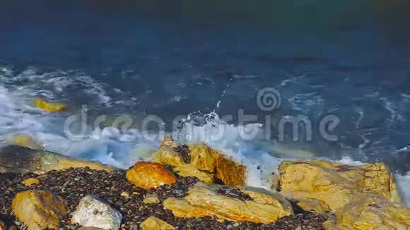 在岩石海岸冲浪视频的预览图