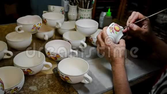 女人的手画陶器的身影视频的预览图