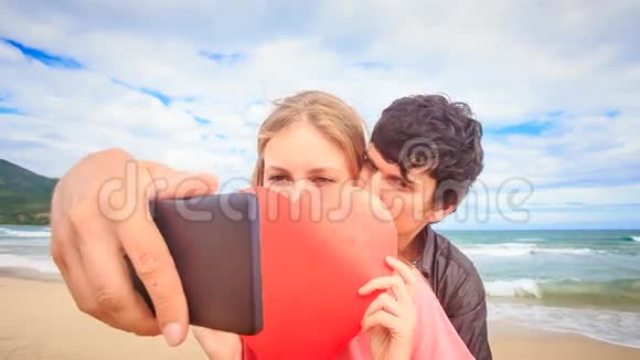 盖伊金发女孩做自我亲吻隐藏在红心海滩视频的预览图