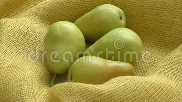 新鲜的有机梨在黄色的包装上秋收的梨以乡土为背景的汁多味梨视频的预览图