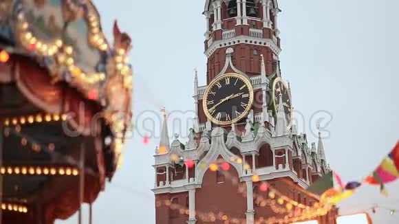 莫斯科圣诞节克里姆林宫的娱乐景点摊位里的人被气球吸引新年视频的预览图