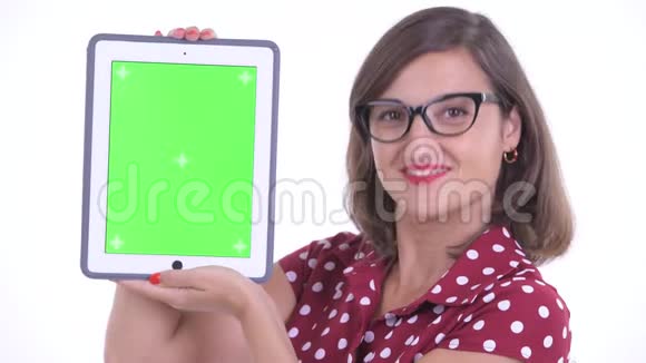 一张美丽幸福的脸戴着眼镜显示数字平板电脑视频的预览图