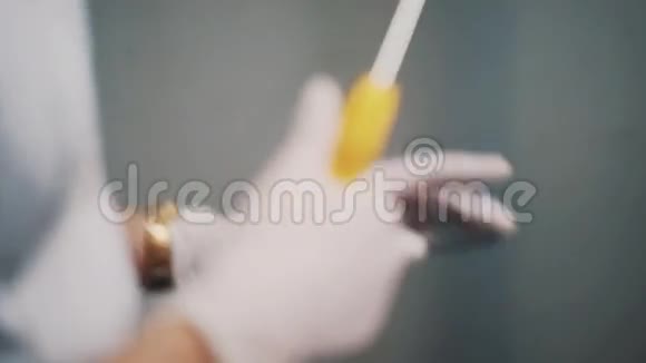 实验室湿玻璃镜片上使用空气压缩机的橡胶手套工程师视频的预览图