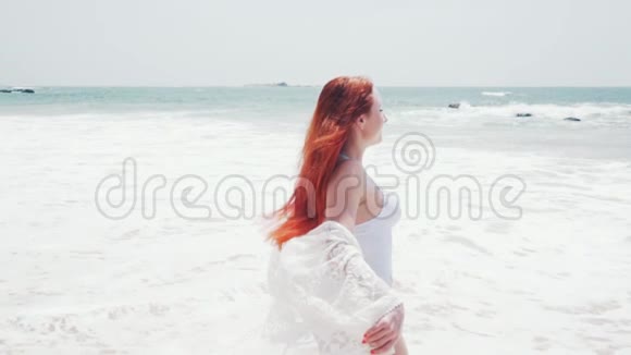 年轻女子喜欢在海边放松视频的预览图