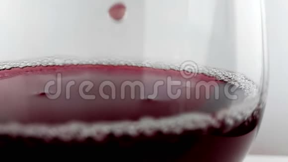 红酒在白色背景下落入酒杯营养保健理念高速相机拍摄视频的预览图