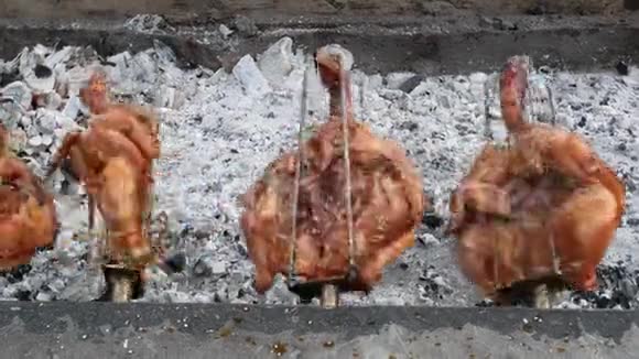 在大炉子上烤鸡视频的预览图