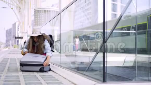 火车站附近有行李的年轻女士视频的预览图