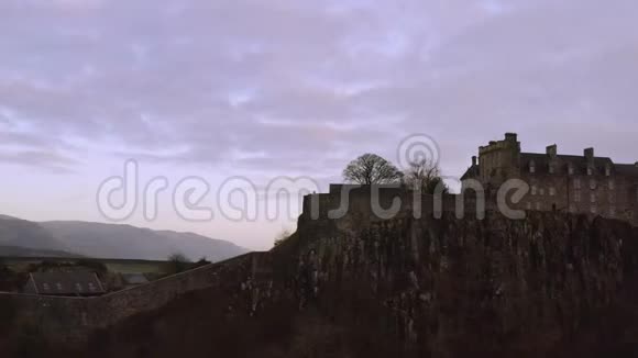 苏格兰中部岩石山顶斯特林城堡的鸟瞰图视频的预览图