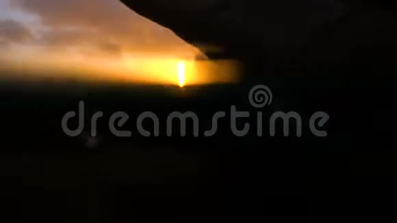 在水下的夕阳下头发和嘴唇湿漉漉的女孩视频的预览图