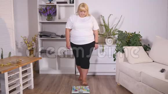 胖女人站在天平上表演视频的预览图