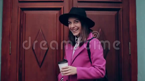 戴帽子的女孩微笑着喝咖啡视频的预览图
