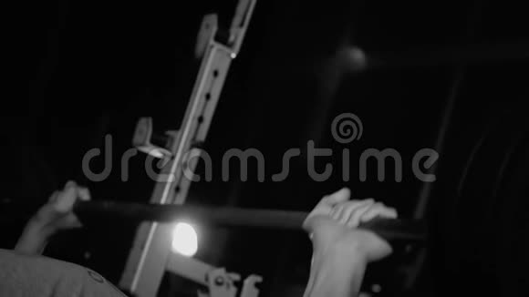强壮的男性举起杠铃的特写镜头视频的预览图