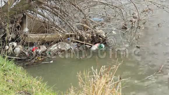 河流垃圾污染视频的预览图