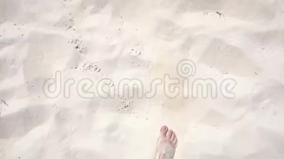 人的双腿行走在加勒比海海岸的白色沙滩上视频的预览图