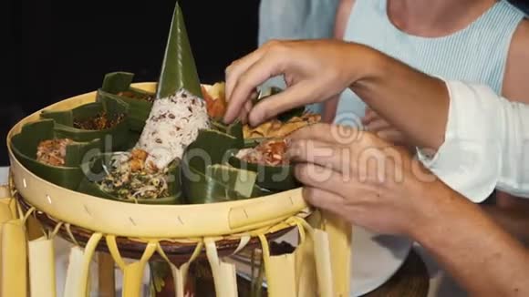 为游客提供晚餐品尝传统巴厘岛巴厘岛菜里斯特塔菲尔餐盘视频的预览图