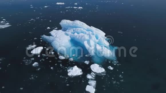 南极雄伟的冰山运动鸟瞰图视频的预览图