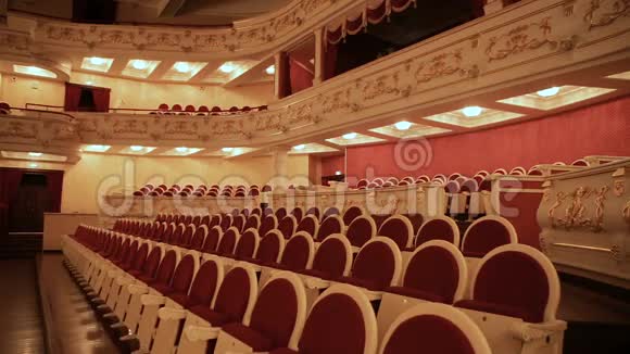 剧院里空荡荡的大厅一排排椅子和漂亮的装饰品视频的预览图
