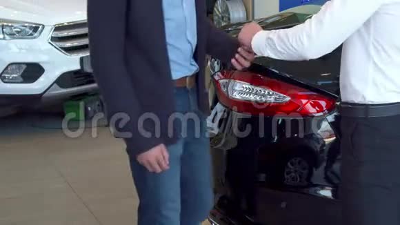 顾客在经销商处得到汽车钥匙视频的预览图