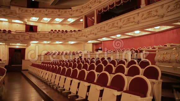 剧院里空荡荡的大厅一排排椅子和漂亮的装饰品视频的预览图