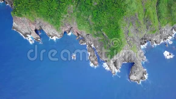 台湾的依兰海岸线台北市附近东北海岸的山滩地形高空俯视图视频的预览图