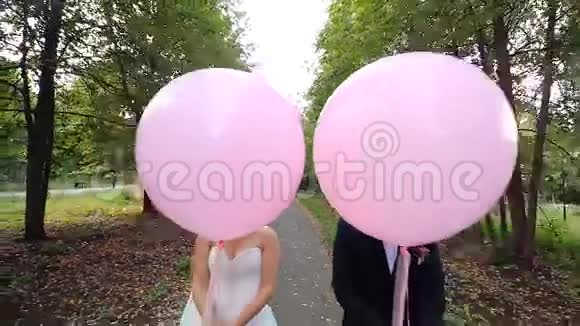 快乐的新娘和新郎带着气球视频的预览图