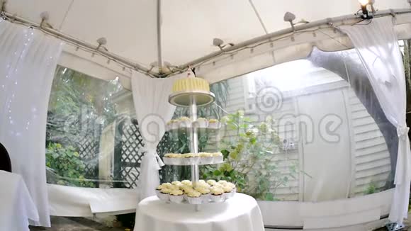 放大一个漂亮的结婚蛋糕视频的预览图