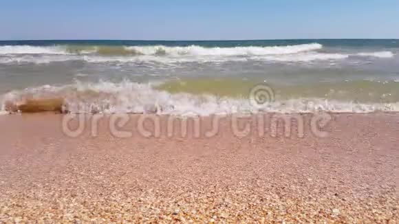 沙滩上有海浪的贝壳靠近视频的预览图
