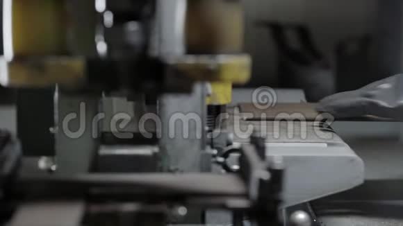 现代金属加工机切割金属片的制造工艺视频的预览图