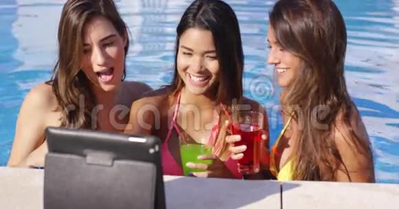 三个年轻女人玩自拍视频的预览图