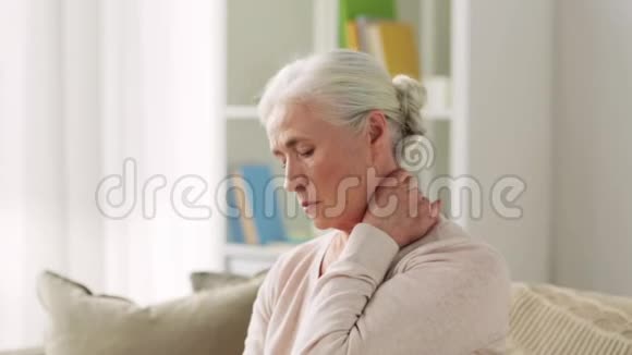 家中颈部疼痛的老年妇女视频的预览图
