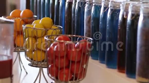 室内设计桌面上有五颜六色的装饰玻璃瓶和水果视频的预览图