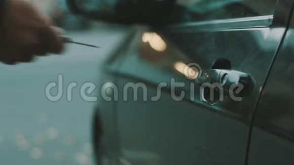 男人走到车前打开车门坐在车里视频的预览图