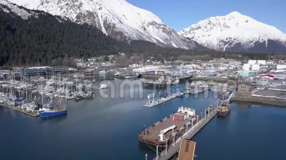 阿拉斯加水上的工作船视频的预览图